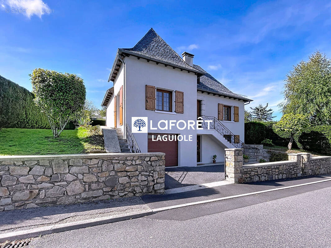 Maison à SAINTE-GENEVIEVE-SUR-ARGENCE