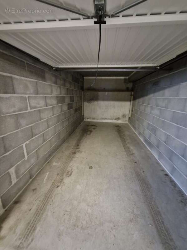 Parking à BESSE-ET-SAINT-ANASTAISE