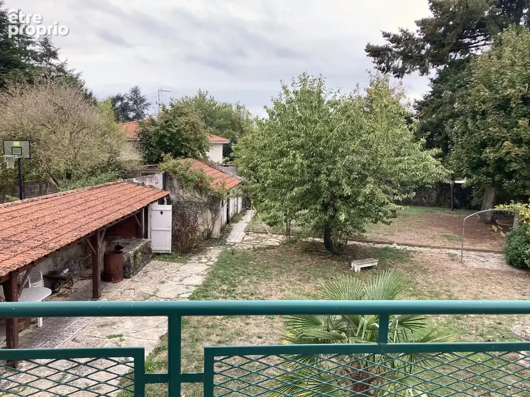 Belle Maison de Maître en centre ville avec jardin et garages - photo 12