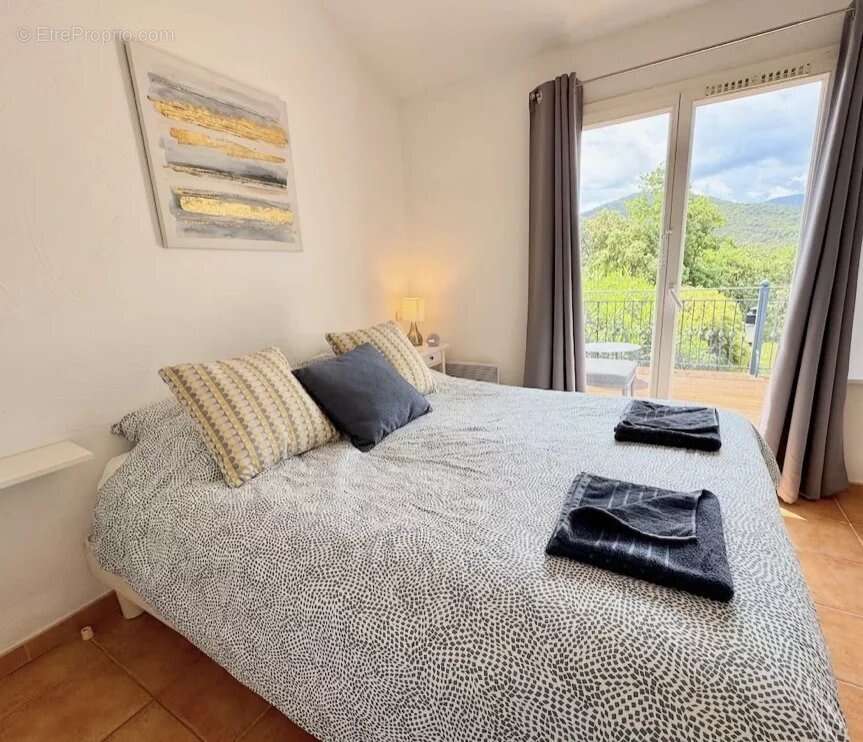 Appartement à ROQUEBRUNE-SUR-ARGENS