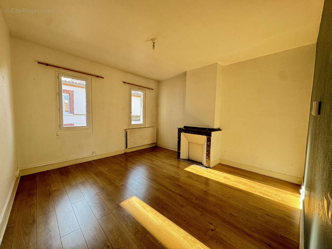 IMMEUBLE composé d'un local pro et d'un appartement avec 200 m2 de jardin - photo 2