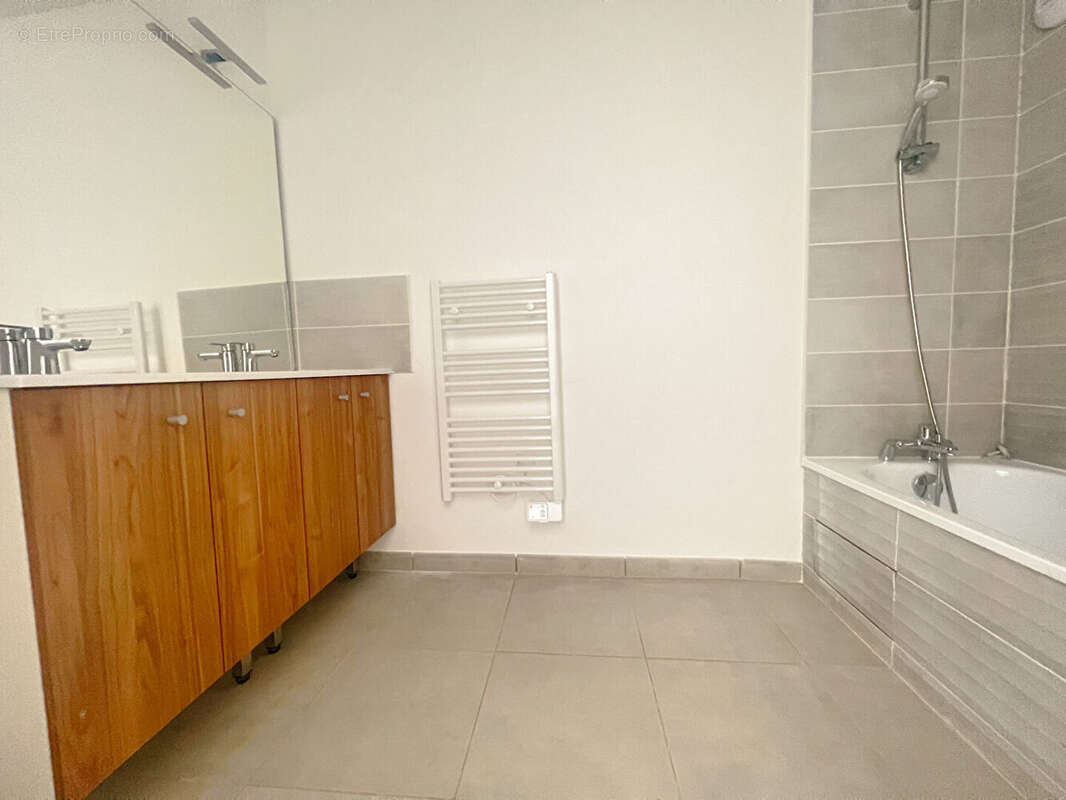 Appartement à PINS-JUSTARET