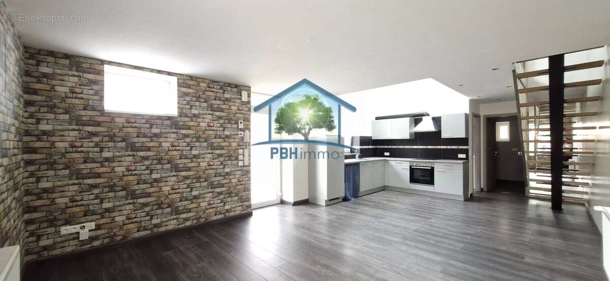 SARREGUEMINES (57) - Maison de ville de 75,35 m² + une terrasse + parking privé. - photo 2