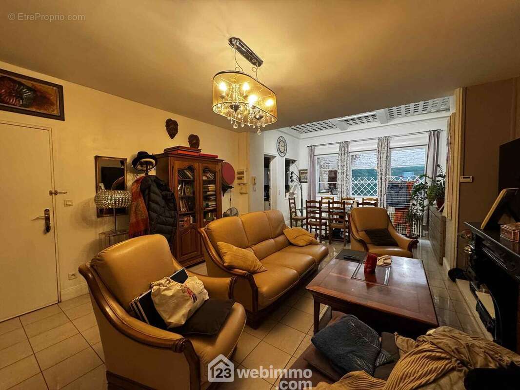 Un séjour spacieux offrant un espace de vie agréable - Appartement à SAINT-QUENTIN