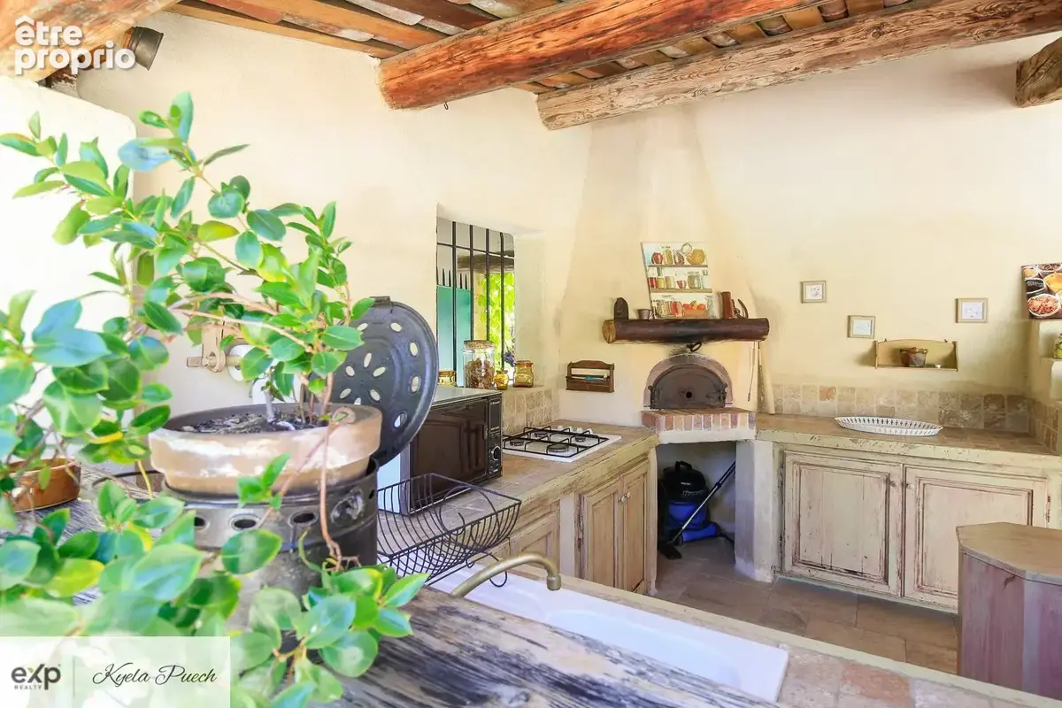 Kyela Puech présente une bastide renovée au Puy Sainte Réparade, à 15mins de Aix-en-Provence, 5 mins de Chateau Lacoste, avec dépendance de 50m2, piscine, pool house et annexes- en campagne