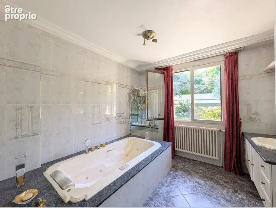 Opportunité rare à Saint-Genis-Laval   Maison avec vue Lyon & fort potentiel - Terrain de 2000m2 - photo 13