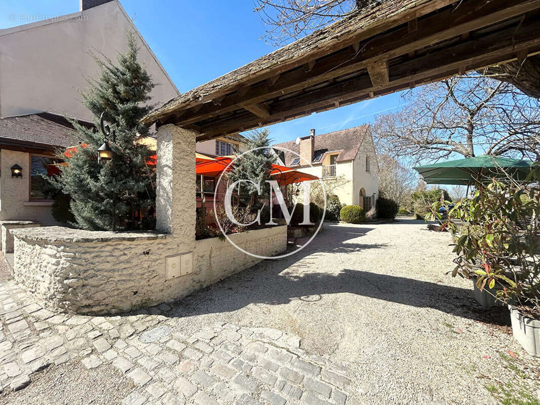 Commerce à LES MESNULS