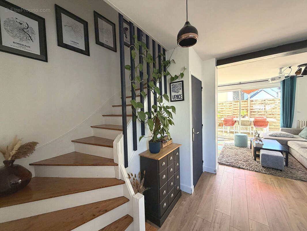 Maison de ville rénovée avec terrasse et garage - photo 9