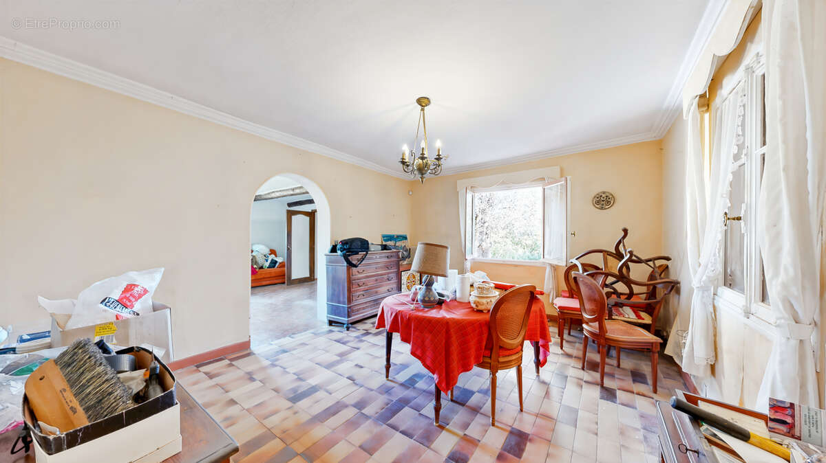 Maison à rénover, piscine, terrain 1660 m2 - photo 11