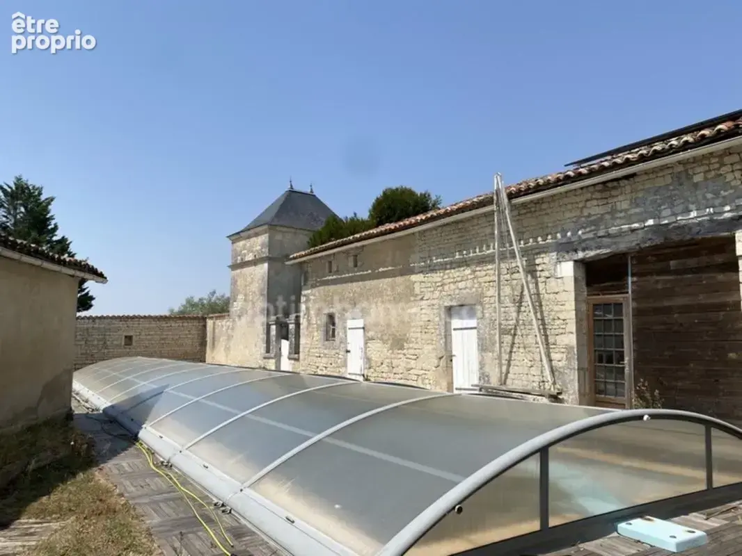En Charente, à seulement 12 minutes du centre-ville d’Angoulême et de la Gare TGV découvrez cette belle propriété charentaise si - photo 3