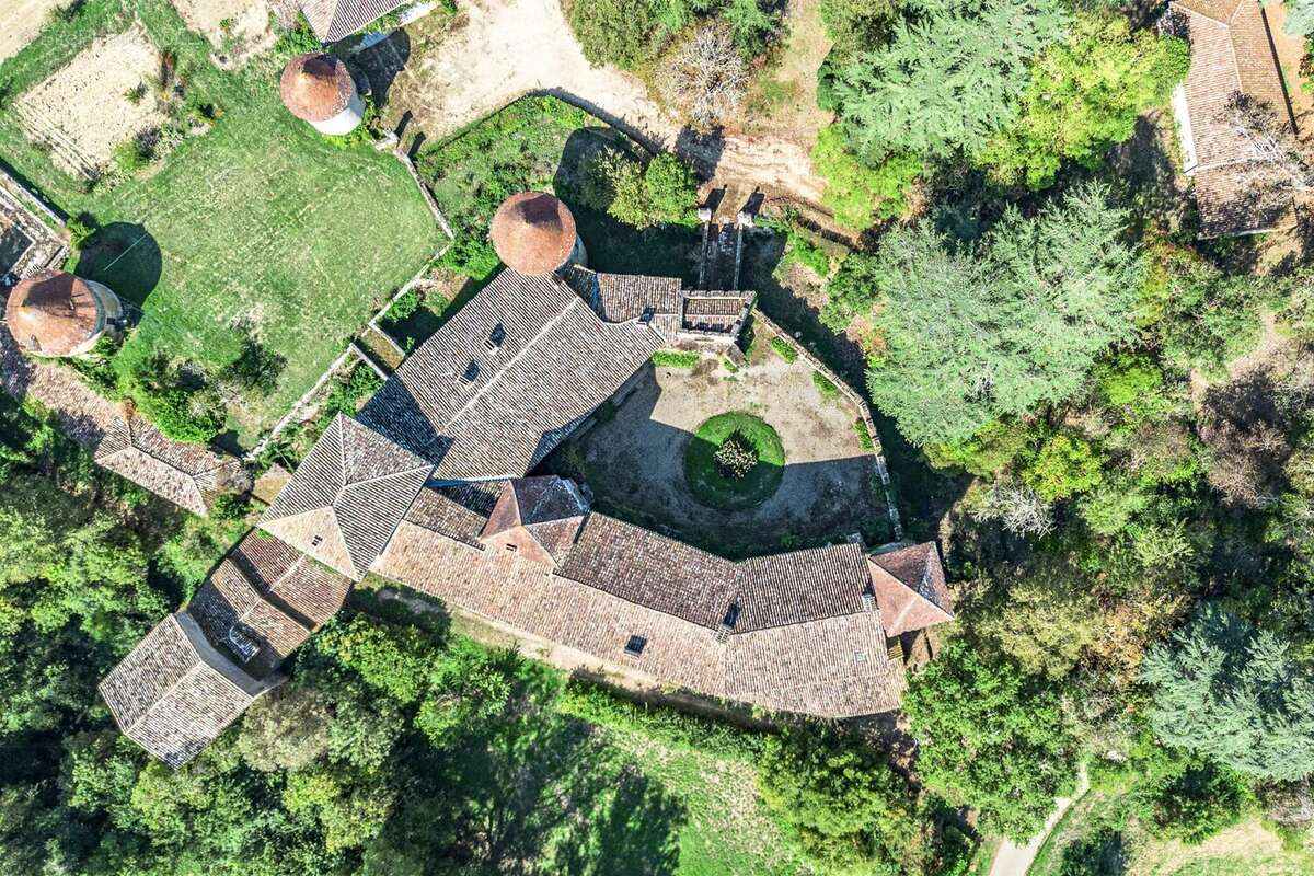 Superbe Château médiéval chargé d'histoire entouré de plus de 200 hectares - photo 15