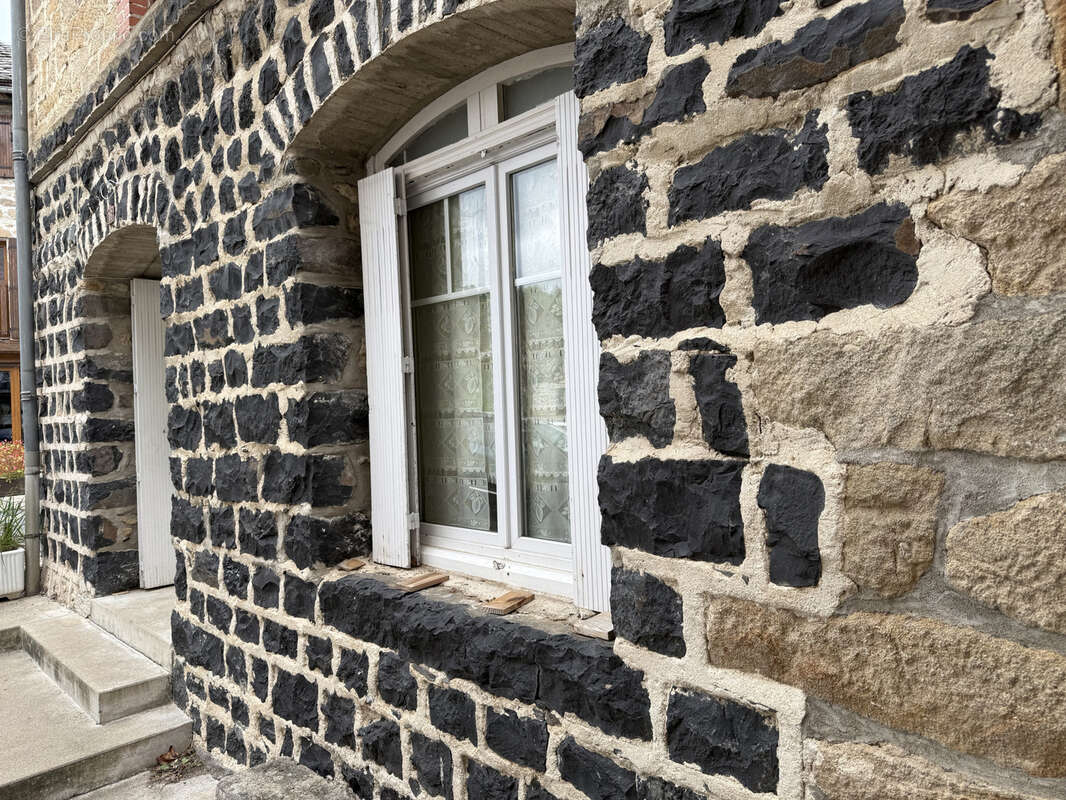 Maison à SAINT-JULIEN-CHAPTEUIL