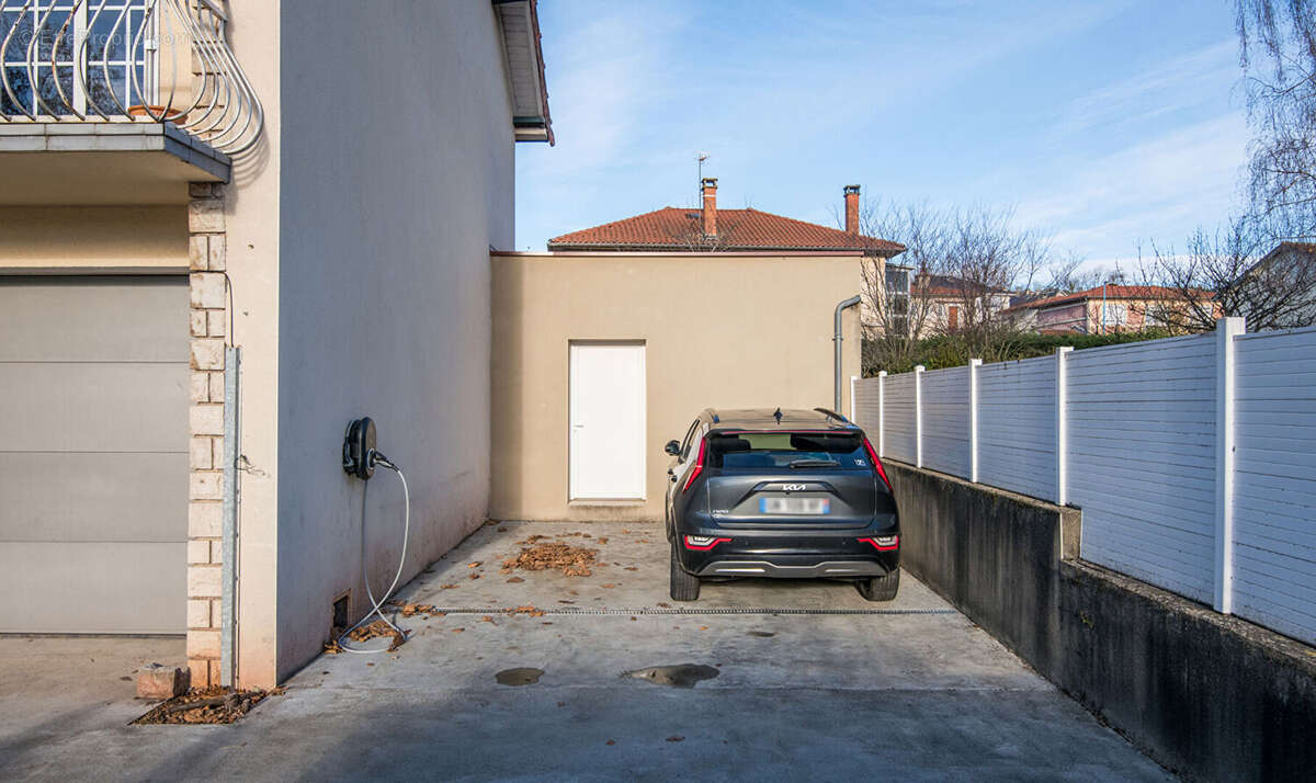 Maison à ONET-LE-CHATEAU