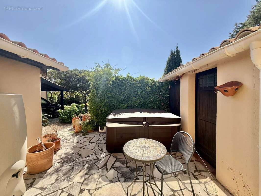 Maison de plain-pied rénovée avec 4 chambres, piscine et garage - photo 12