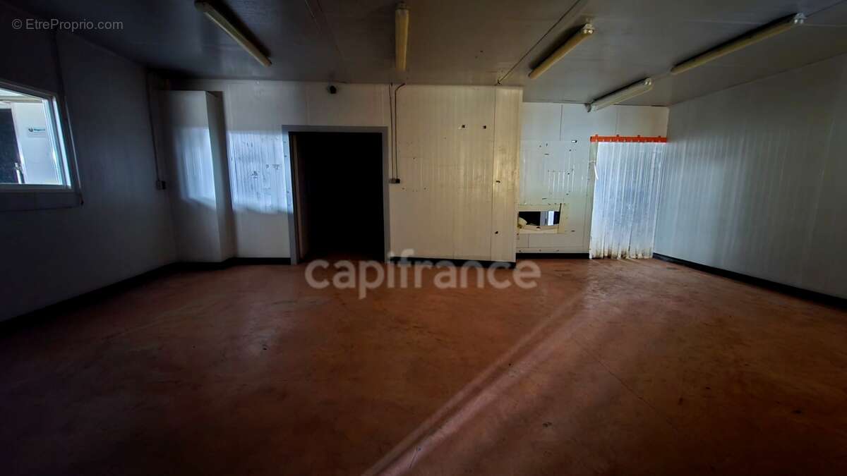 Local/bureau à vendre SOUBISE (17) 1600m² de surface développée - photo 7