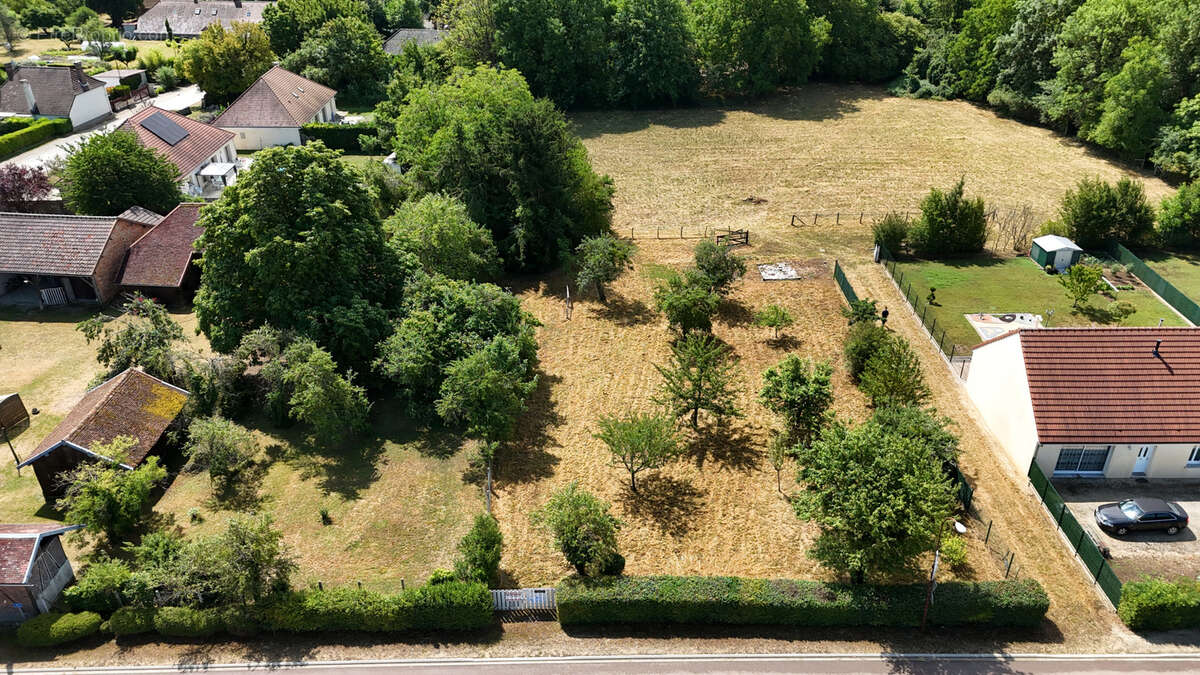 Terrain à VILLY-LE-MARECHAL
