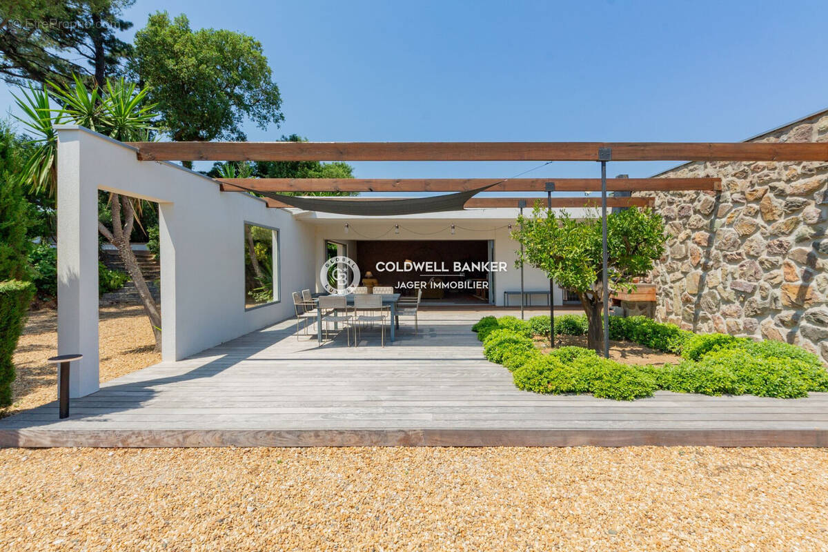 Maison 171 m² à Grimaud  - photo 2