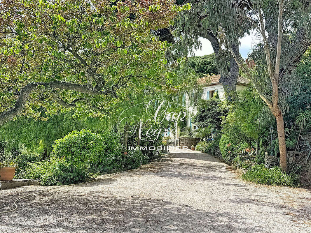 Propriete historique 10 pieces avec magnifique vue mer et jardin luxuriant - photo 3