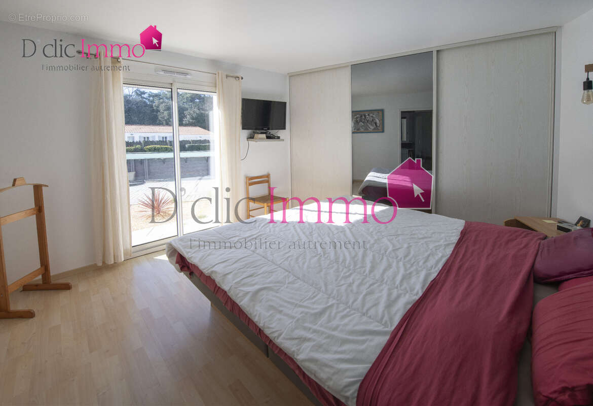SAINT HILAIRE DE RIEZ   165 m2 habitables   4 chambres   2 garages (54 m2 et 48 m2)   Pièce SPA 32 m2   Jardin - photo 9