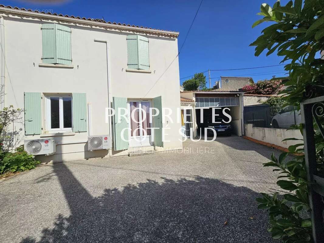 Maison à LAUDUN-L'ARDOISE