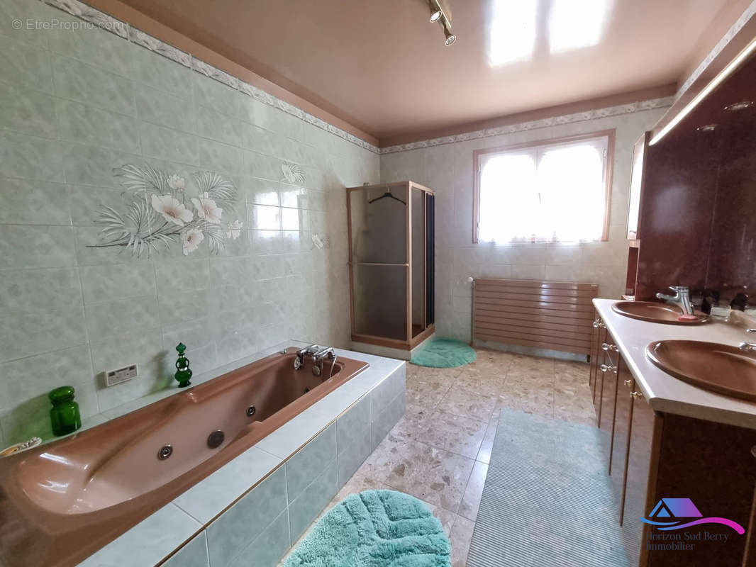 Salle de bains RDC - Maison à AIGURANDE