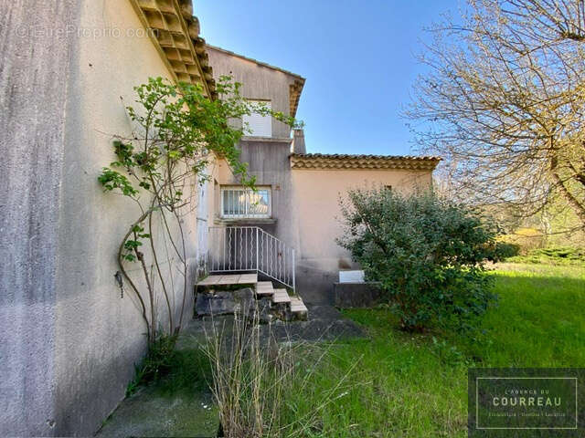 Maison à SAINT-CLEMENT-DE-RIVIERE