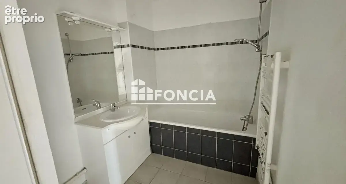 Grand appartement f2 en dernier etage avec vue dominante - photo 4