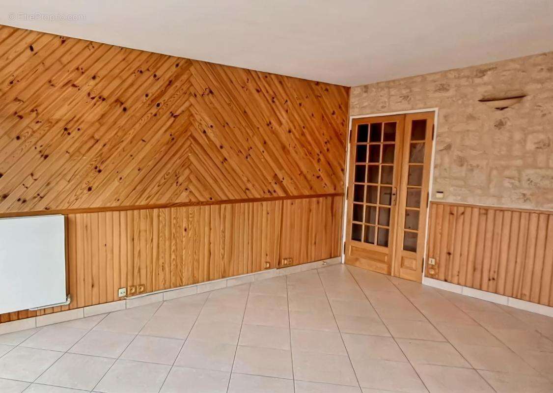 PLAISIR (78) -  Vente appartement dans résidence prisée avec 2 chambres , balcon et place de parking  - photo 3