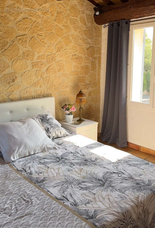 Propriété à vendre entre Peynier et Trets sur plus d'un hectare, maison principale environ 225 m2 - photo 2