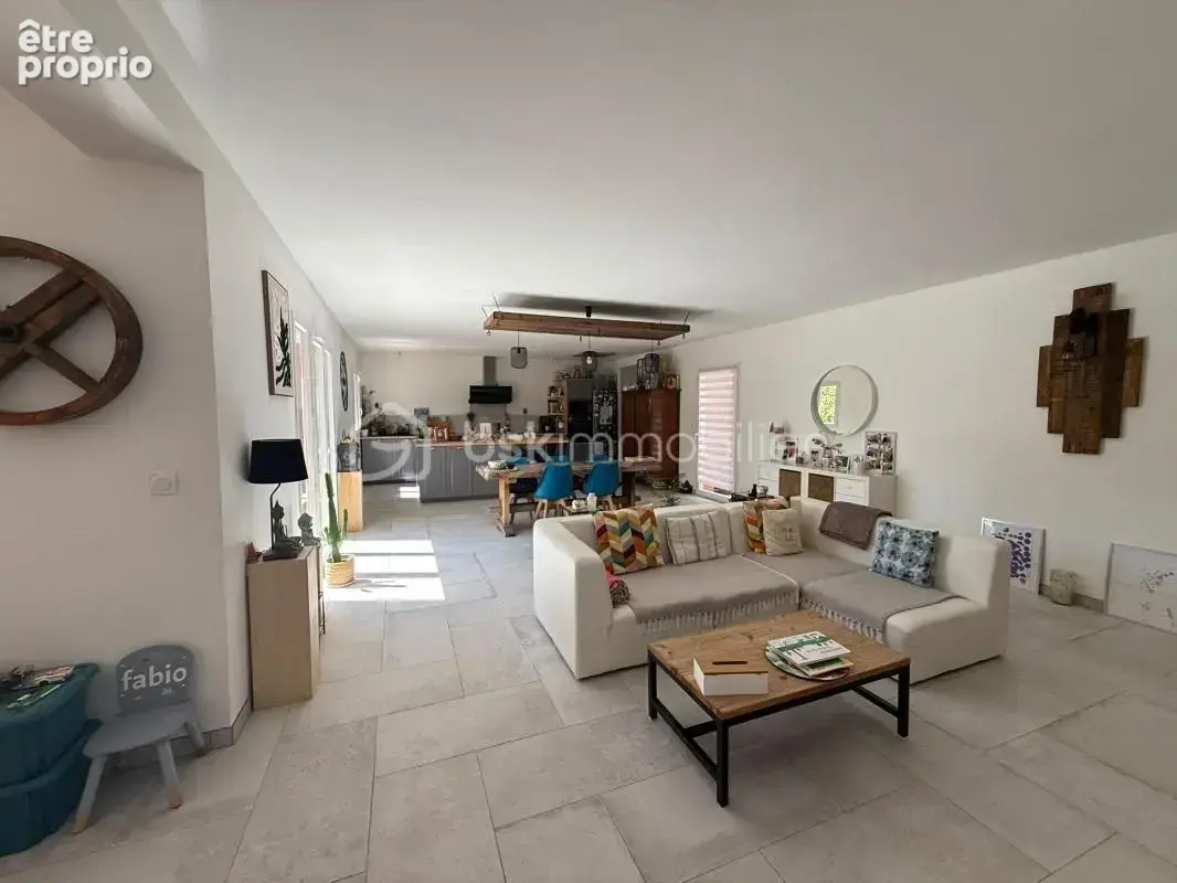 À Rocbaron (83136), superbe villa de plain-pied entièrement rénovée avec 3 chambres et grand terrain - photo 4