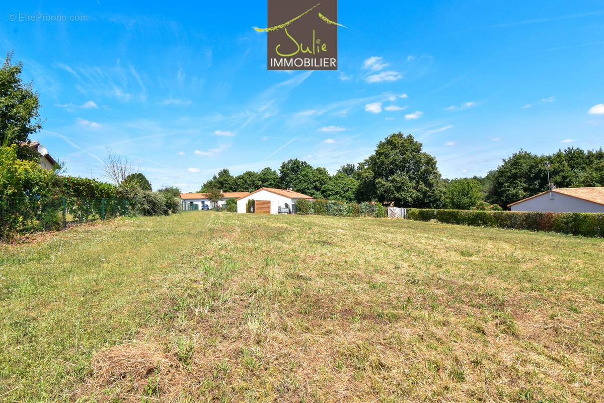 Terrain à MONTRAVERS