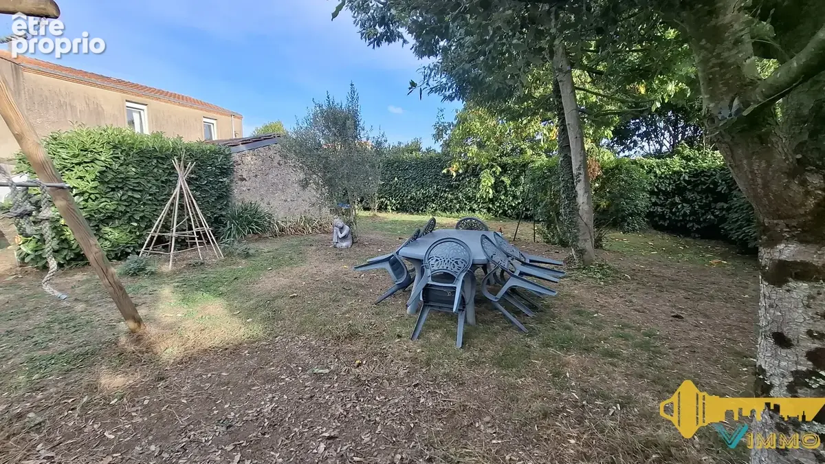 Terrain - plein centre bourg - non viabilise - photo 1