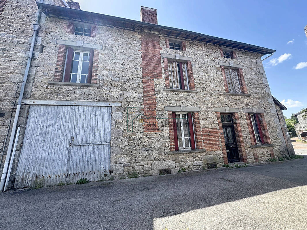 Maison à SAUVIAT-SUR-VIGE