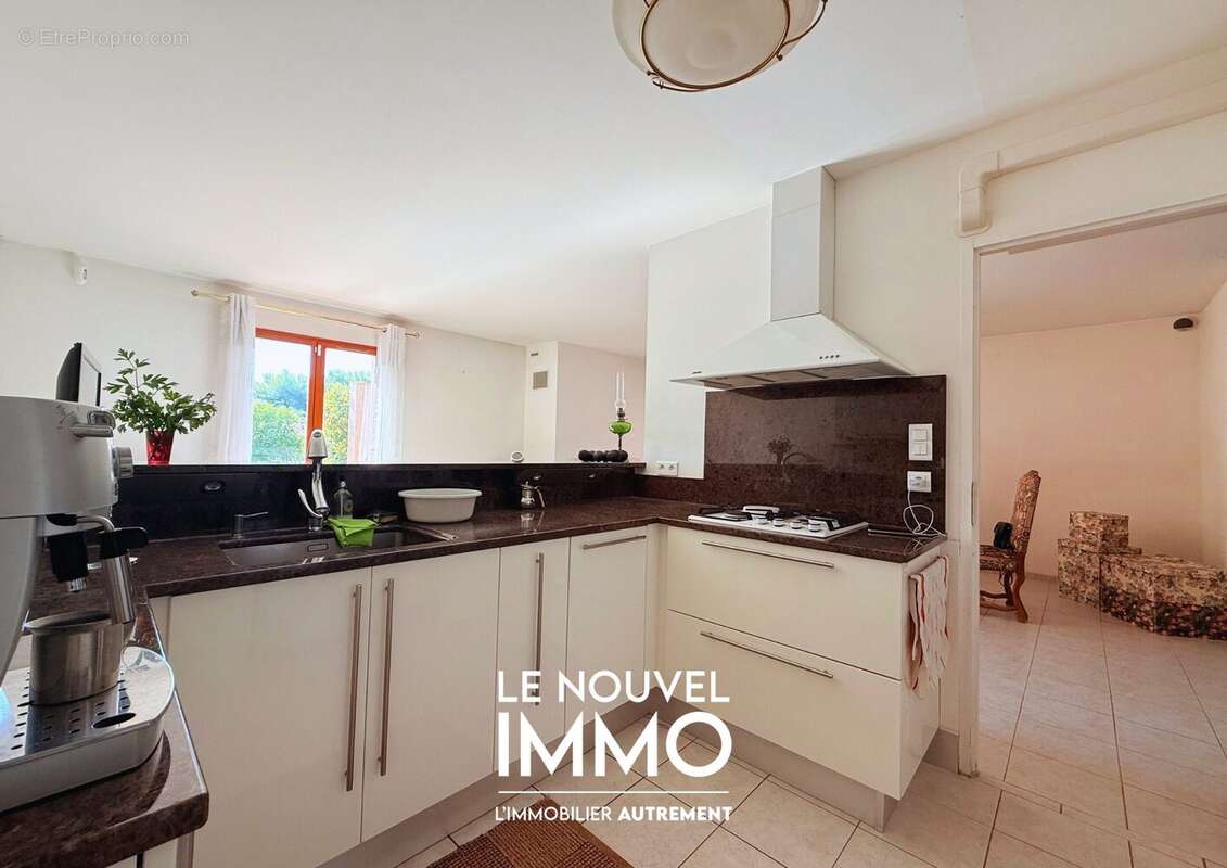 Maison 121 m² à Rognac  - photo 7