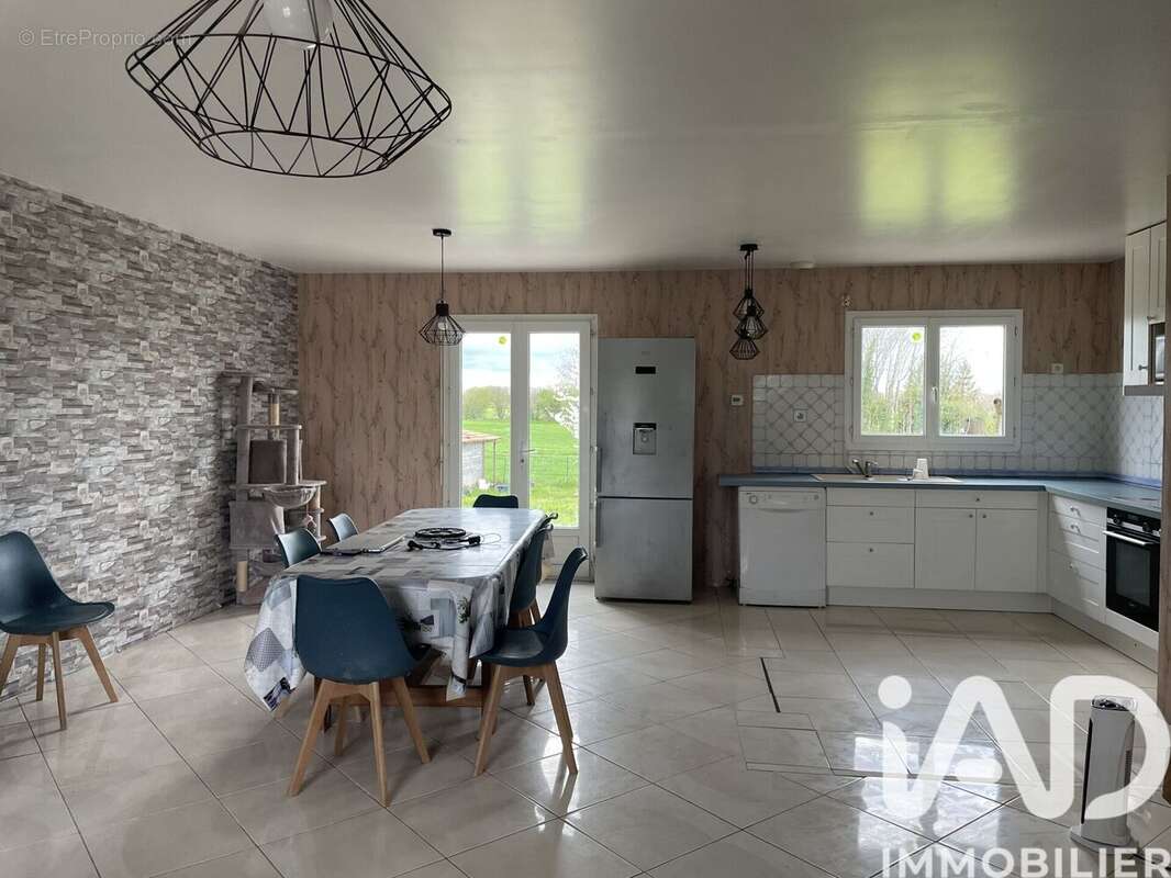 Maison 87 m² à Germignac  - photo 2