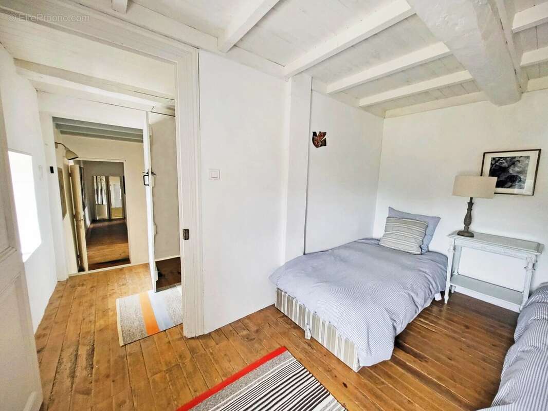 Maison à NEUVICQ-LE-CHATEAU