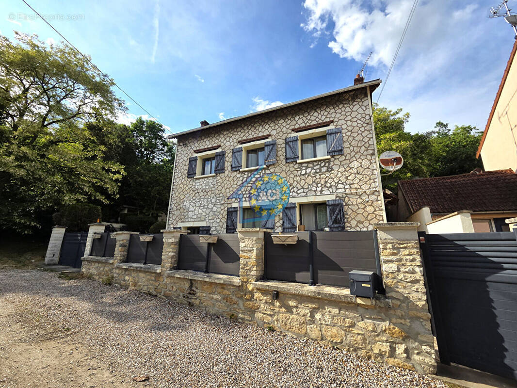 Maison à FOLLAINVILLE-DENNEMONT