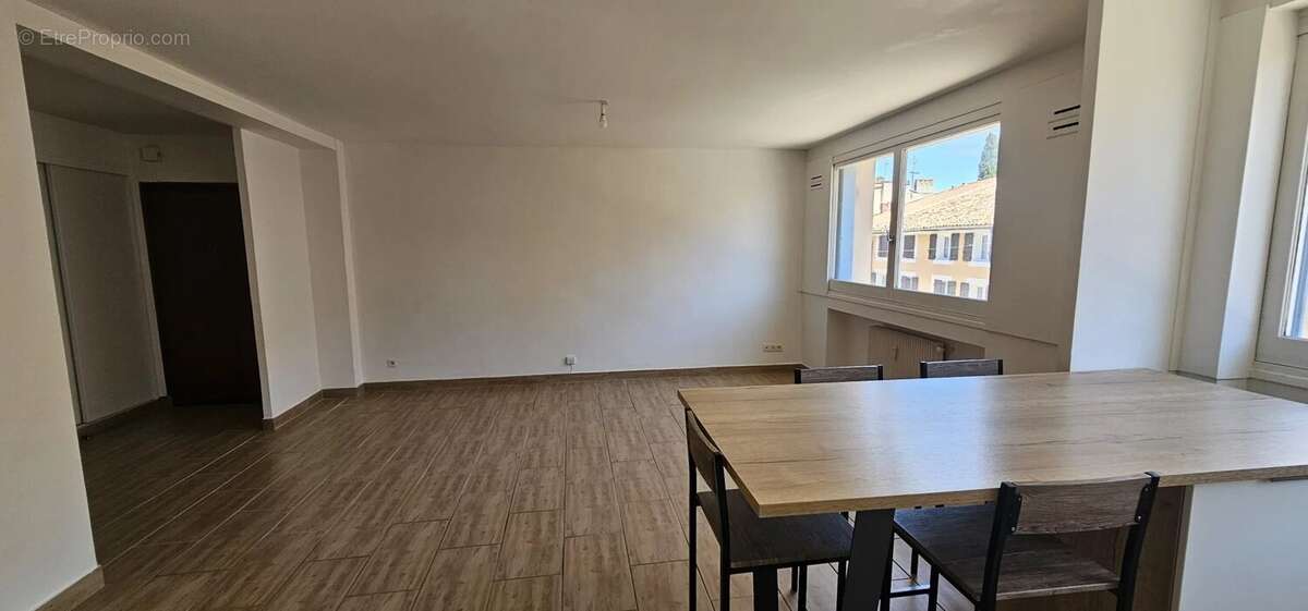 Appartement à SOLLIES-PONT
