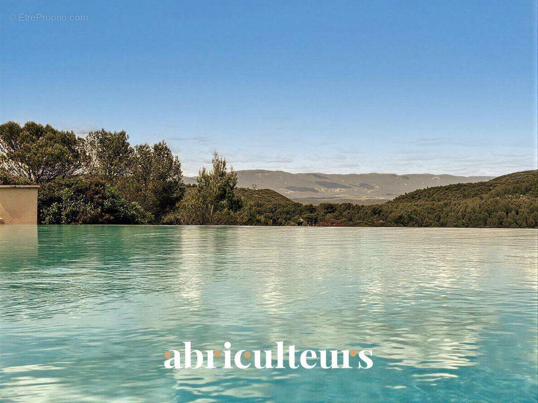 Magnifique villa de 296 m² avec piscine, sauna, spa, terrain de 1,2 ha et vue exceptionnelle à Rognes (13840) - photo 18