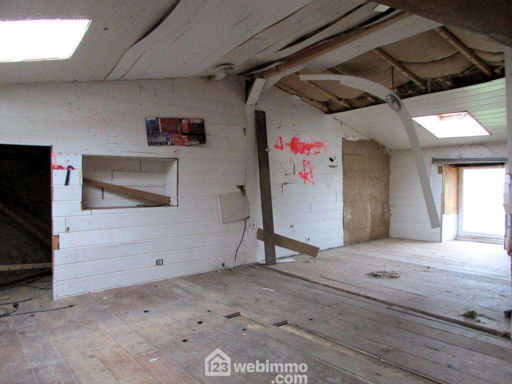 A l&#039;étage, 2 pièces de 20 et 9 m2 à réagencer. - Maison à SAINT-JEAN-DE-SAUVES