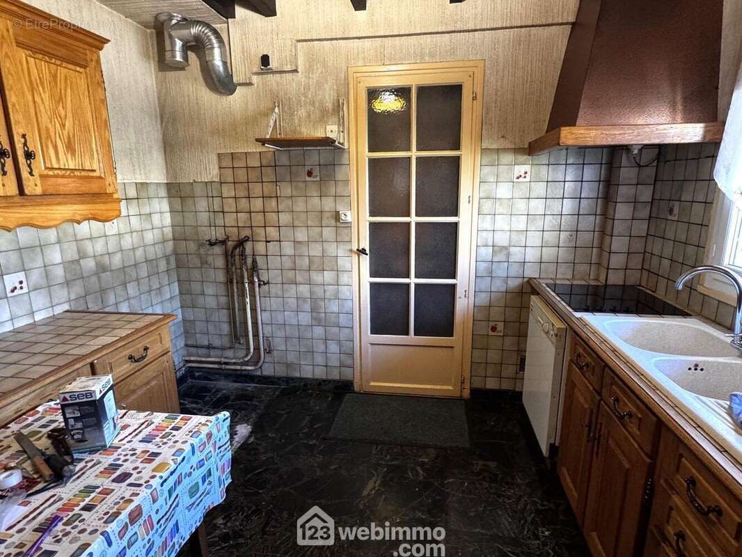 Découvrons la cuisine aménagée et équipée avec porte d'accès au cellier - Maison à VILLABE