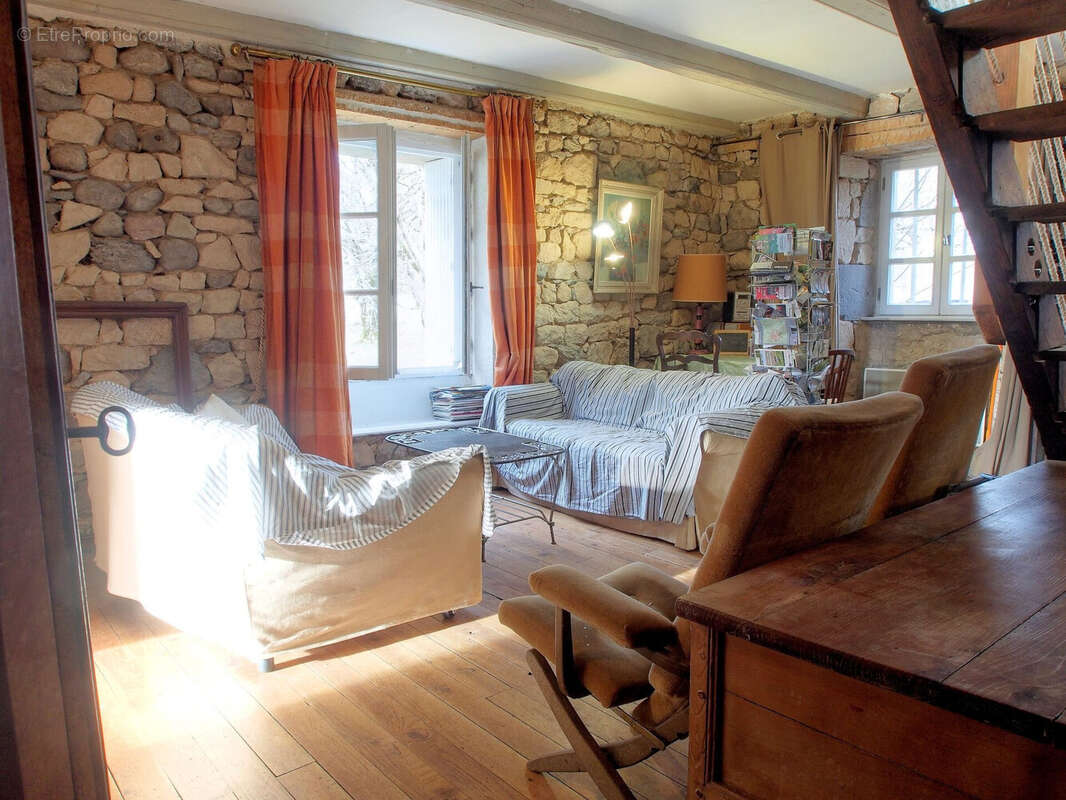 Maison 165 m² à Saint-Sauves-D'auvergne  - photo 4