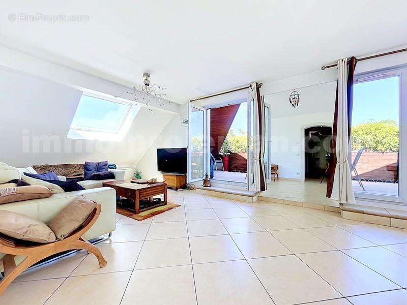 Appartement_T4_Gaillard_belle_superficie_prix_frontière_Suisse_direction_GENEVE_autoroutes_investissement_locatif_vente_vue_séjour_salon - Appartement à GAILLARD