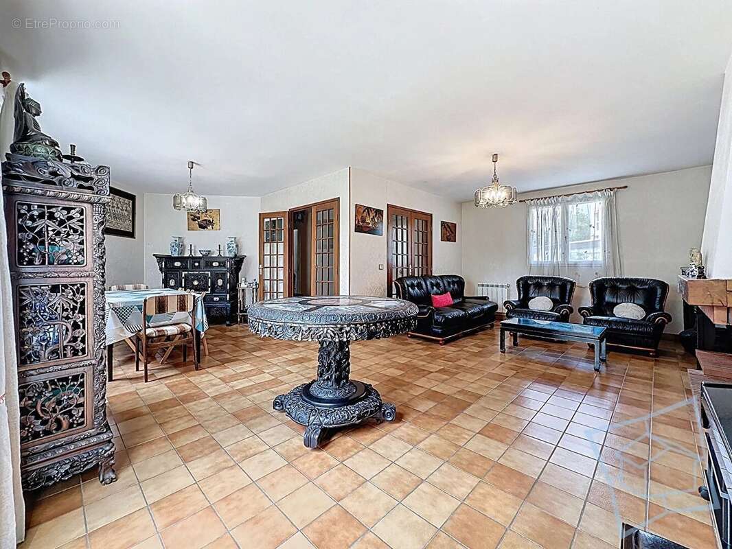 Maison à VOISINS-LE-BRETONNEUX