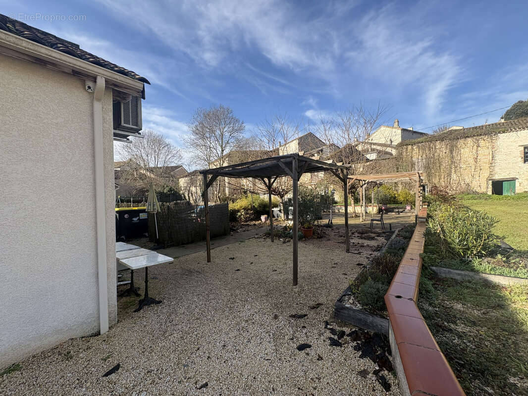 Commerce à MONTAIGU-DE-QUERCY