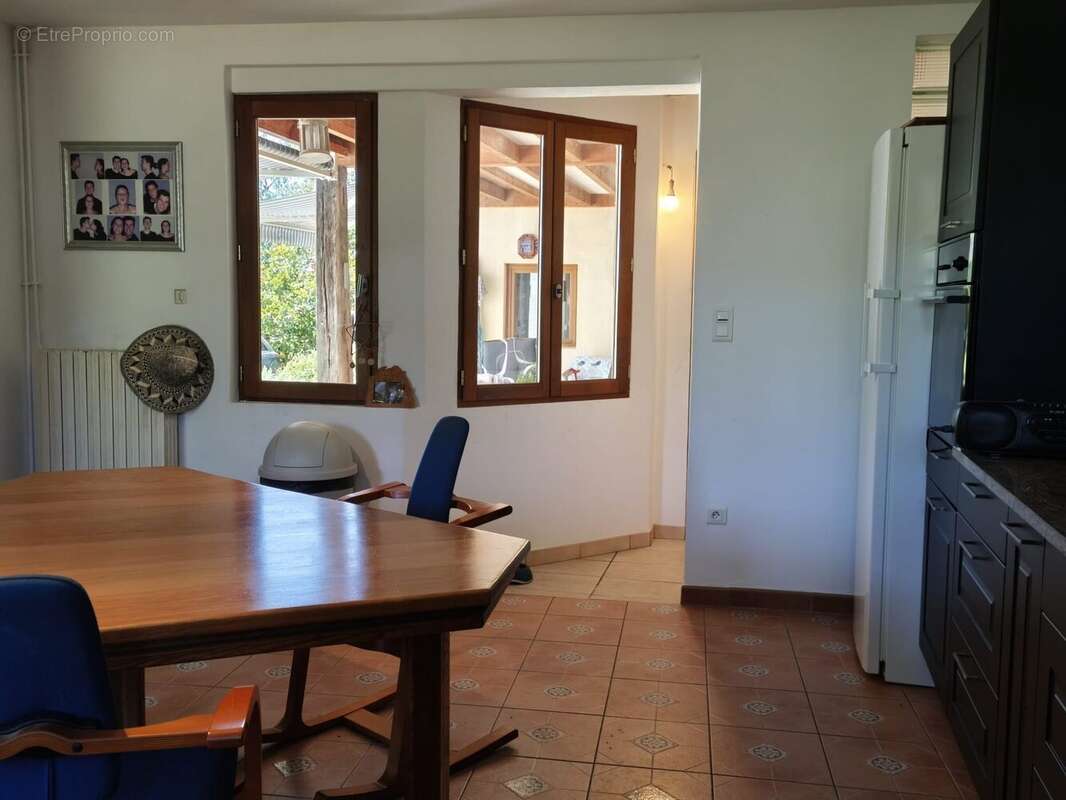 Bright dining area with views over the garden. - Maison à PUYDARRIEUX