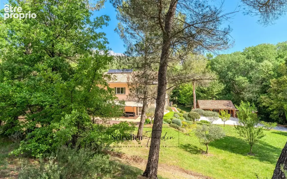 Domaine à vendre à Rousset à 15 minutes d'Aix-en-Provence - 8 000 m² - plusieurs logements - 262 m² habitables - calme absolu -  - photo 2