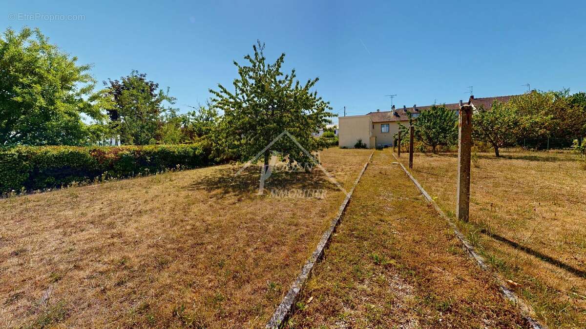Pavillon de plain-pied sur sous-sol avec 1 300 m² de terrain à Bourbon-l'Archambault - photo 3