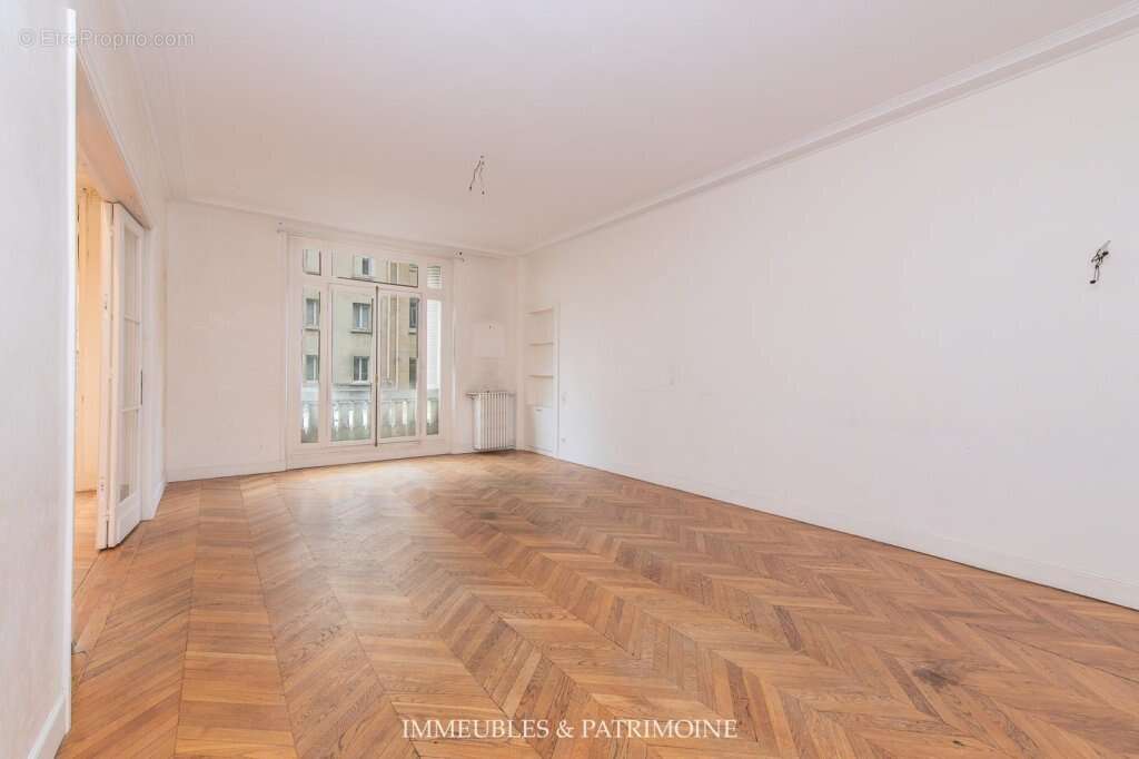 Appartement à PARIS-16E