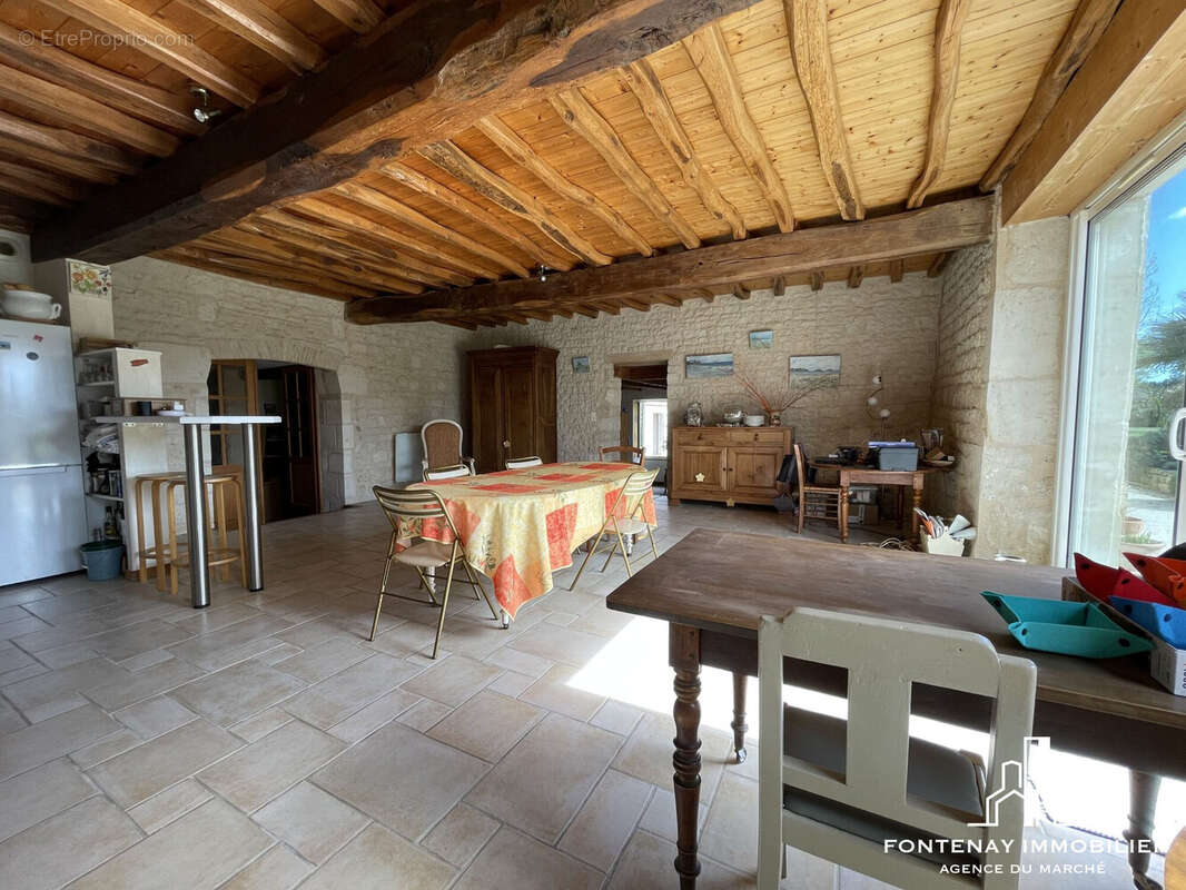 Maison 240 m² à Fontenay-Le-Comte  - photo 7